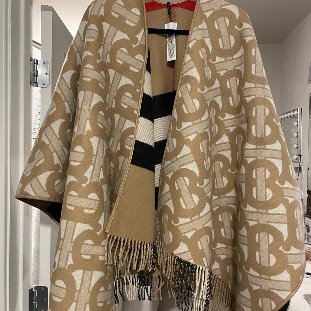 BNWT Burberry Charlotte Half Mega Cape